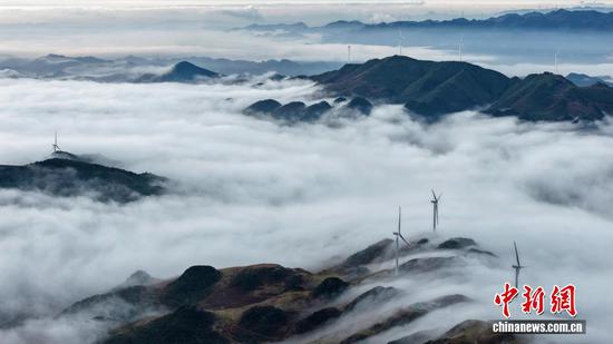 3月10日，贵州省毕节市赫章县阿西里西·韭菜坪景区迎来春雪与云海同框的绝美景观。素有“贵州屋脊”之称的韭菜坪，一夜春雪后银装素裹，山峦覆雪、草木凝霜，清新雅致。