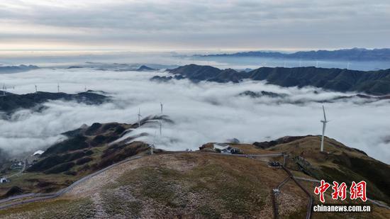 3月10日，贵州省毕节市赫章县阿西里西·韭菜坪景区迎来春雪与云海同框的绝美景观。素有“贵州屋脊”之称的韭菜坪，一夜春雪后银装素裹，山峦覆雪、草木凝霜，清新雅致。陈春志摄