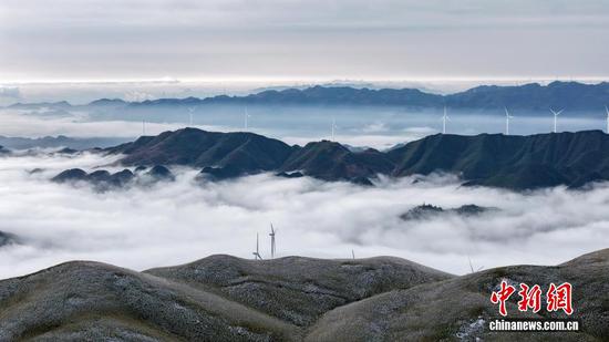 3月10日，贵州省毕节市赫章县阿西里西·韭菜坪景区迎来春雪与云海同框的绝美景观。素有“贵州屋脊”之称的韭菜坪，一夜春雪后银装素裹，山峦覆雪、草木凝霜，清新雅致。陈春志摄