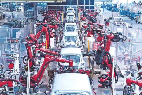 零跑汽车金华智造基地生产车间。