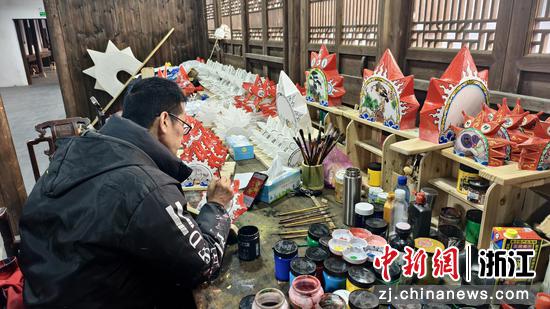 图为：工作人员为迷你板凳龙绘图上色。中新社发 郑文良 摄