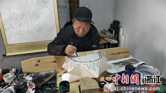 图为：工作人员制作迷你板凳龙。中新社发 郑文良 摄