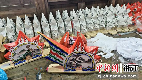 图为：精致的迷你板凳龙。中新社发 郑文良 摄