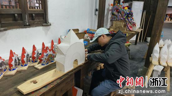 图为：工作人员制作迷你板凳龙。中新社发 郑文良 摄