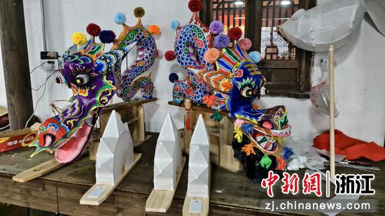图为：精致的迷你板凳龙。中新社发 郑文良 摄