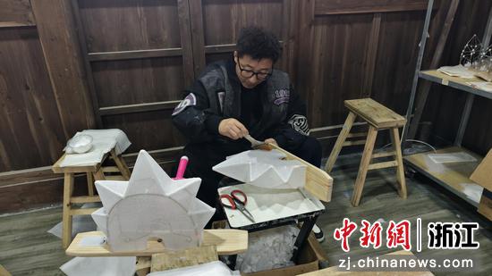 图为：工作人员制作迷你板凳龙。中新社发 郑文良 摄