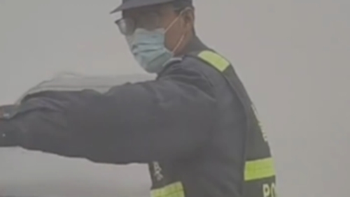 新疆乌恰：狂风沙尘中民警迎风而上人工导航