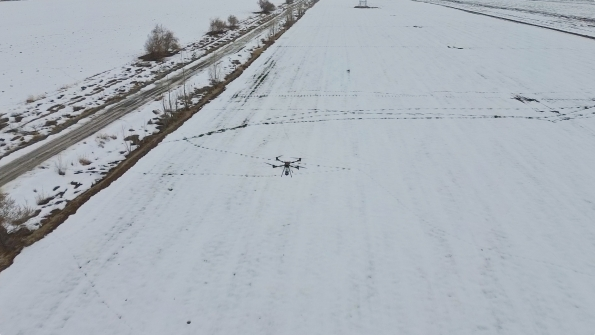 无人机播撒融雪肥和杀菌剂。王兆云 摄