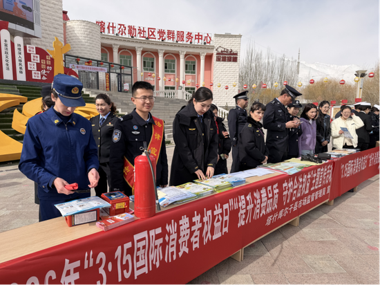 卡拉苏边检站民警与塔县市场监督管理局及相关单位共同开展3.15宣传活动。