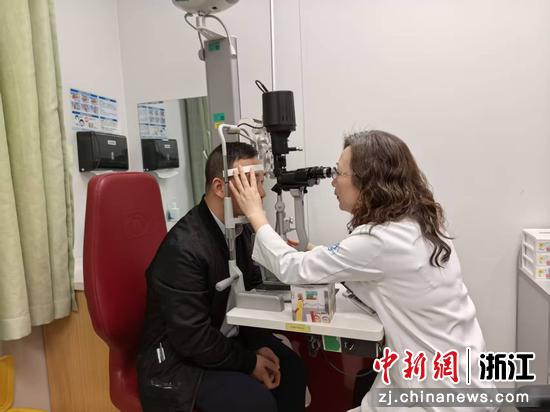 浙大一院眼科副主任、青光眼专业组组长汪晓宇在门诊中。张煜欢&nbsp;摄