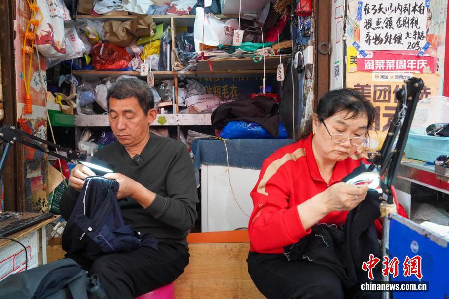 广西织补男工“像素级”复原衣物破洞 修补时光回忆