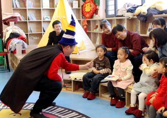 张路强再跟孩子们做游戏。魏巍 摄