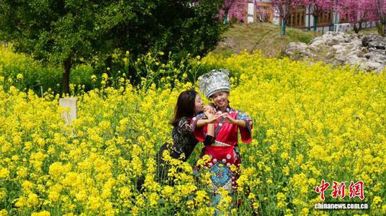 图为3月17日，游客在贵阳市南明区永乐乡的油菜花海里拍照打卡。石小杰 摄