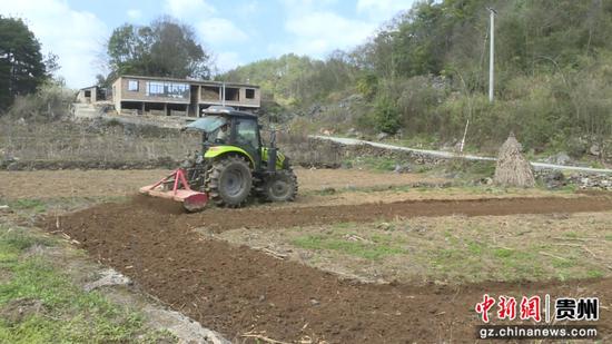 农机手驾驶着旋耕机来回穿梭