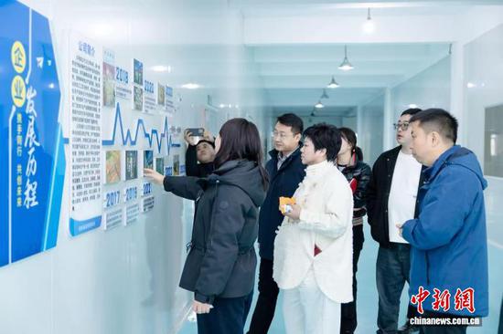 图为全国新的社会阶层人士服务团“寻美中国”品牌活动组委会调研组在贵州赫章调研。