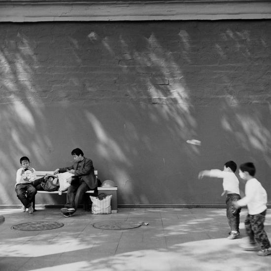 《故宫城墙下休息的人》之一  刘翔摄影作品