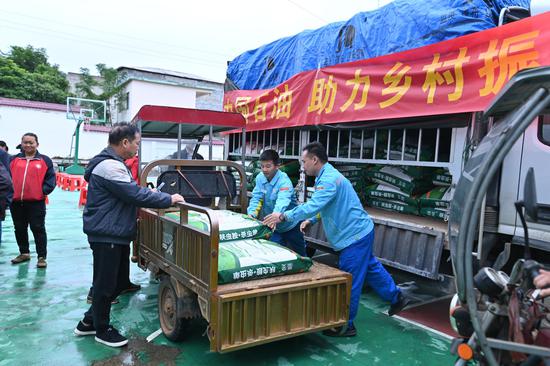 图为中国石油在广西近300座加油站同步启动春耕物资优惠活动。中国石油广西销售公司 供图