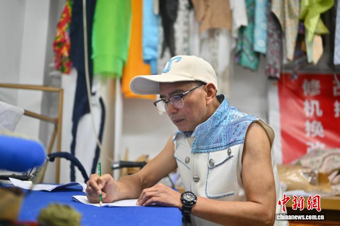 广西“老男孩”匠心织就壮锦新潮梦