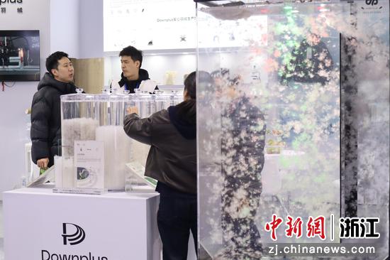 3月18日，浙江海宁，羽绒原材料吸引客商。黄彦君&nbsp;摄