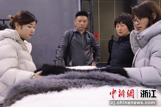3月18日，浙江海宁，毛皮面料吸引客商。黄彦君&nbsp;摄