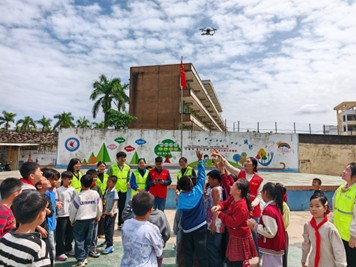 志愿者操控无人机带领孩子们俯瞰校园。陈斌 摄