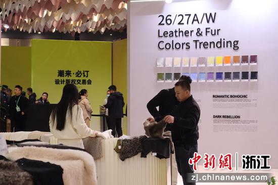 3月18日，浙江海宁，时装面料吸引客商。黄彦君&nbsp;摄