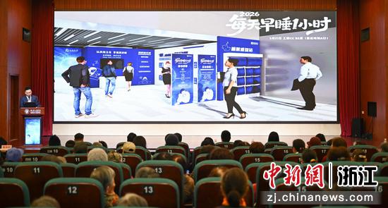 图为：杭州龙翔桥地铁站快闪及义诊活动发布。3月21日世界睡眠日当天，杭州工联CC的B2层将化身“睡眠科技快闪站”，中新社浙江分社联合浙江省人民医院与杭州神踪科技有限公司在此打造集科普、义诊与互动体验于一体的沉浸式空间。中新社记者 王刚 摄