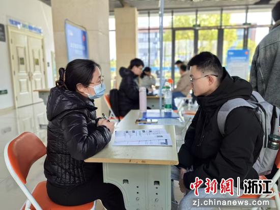 近日，招聘会现场。骆驼街道供图