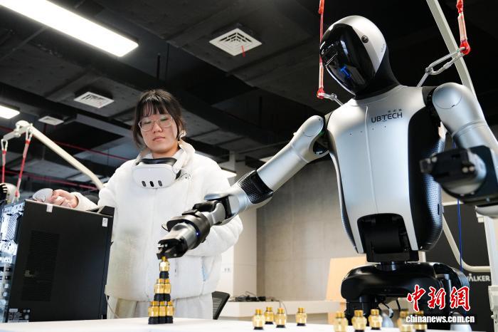 探访AI机器人“学校” 看“硅基生物”如何“成人”