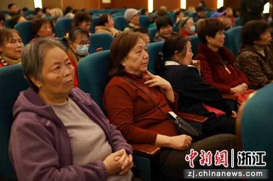 图为：活动参与者专注聆听嘉宾的分享。中新社记者 孙杨洋 摄