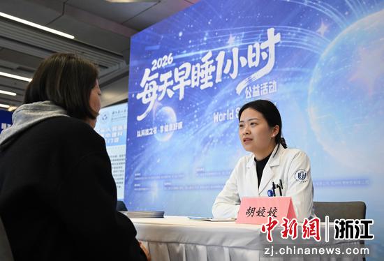 图为：医生为市民义诊。中新社记者 王刚 摄