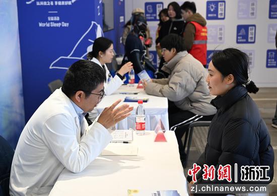 图为：医生为市民义诊。中新社记者 王刚 摄