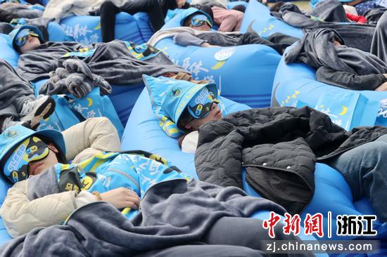 图为参赛选手在户外大草坪上入睡。（谢尚国 摄）