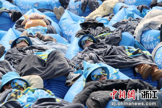 图为参赛选手在户外大草坪上入睡。（谢尚国 摄）