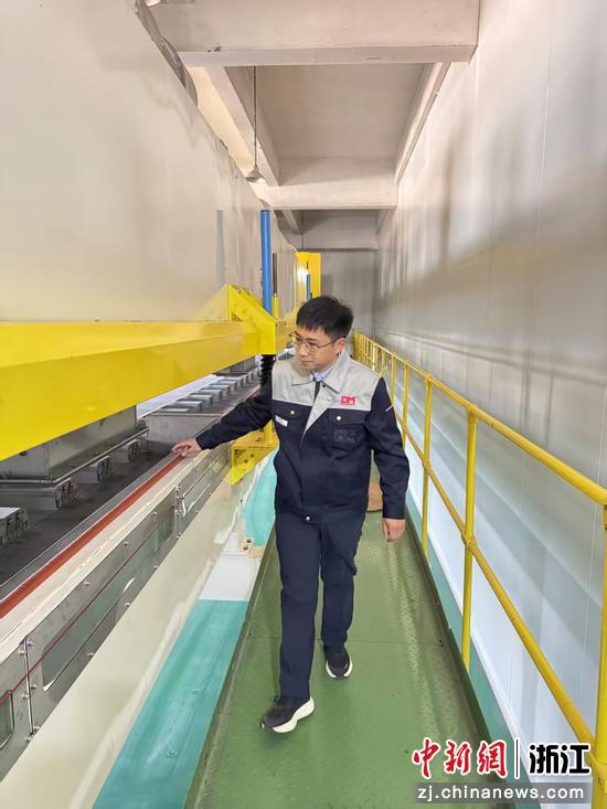 近日，李成良在巡查生产线。龙游人社&nbsp;供图