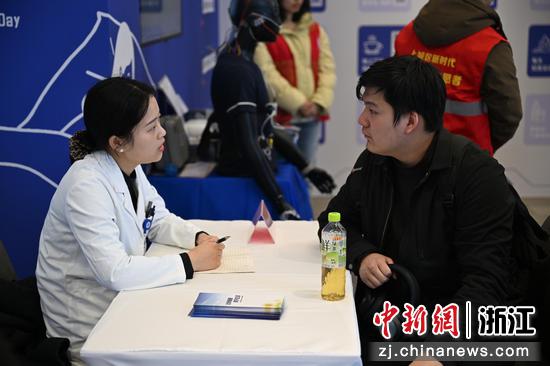 图为：医生为市民义诊。中新社记者 王刚 摄