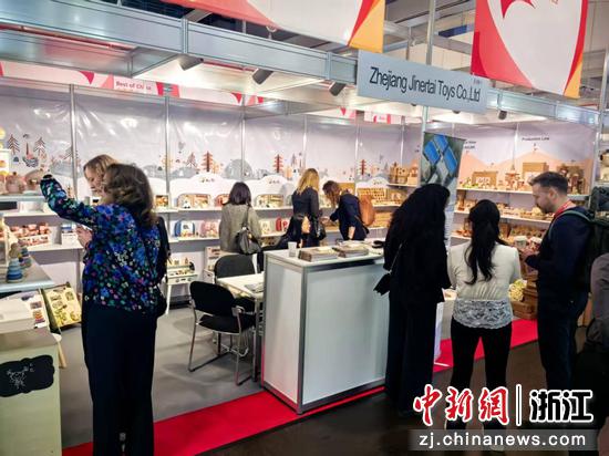 云和木玩在海外参加展览。（资料图，浙江财经大学供图）