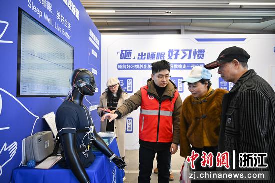 图为：市民了解科技助眠设备。中新社记者 王刚 摄