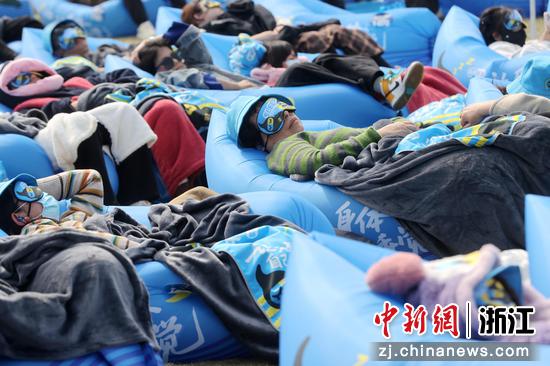 图为参赛选手在户外大草坪上入睡。（谢尚国 摄）