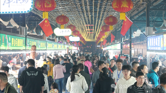 火爆的葡萄夜市。 马尔丹摄