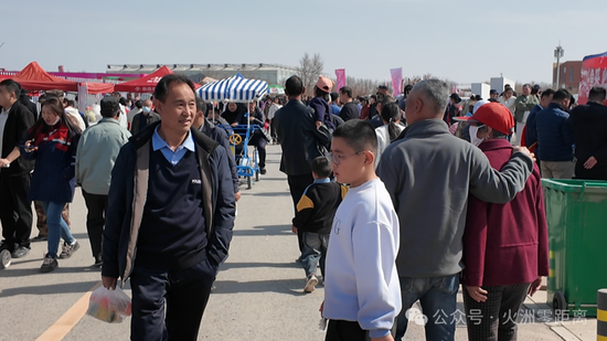 杏花季开幕式的美食街上游客络绎不绝。 胡源摄