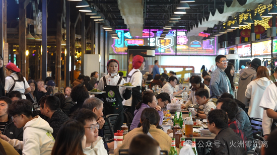 市民在葡萄夜市畅享风味美食。 马尔丹摄