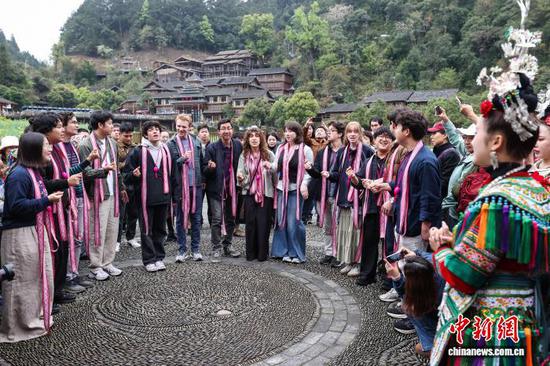 3月23日，耶鲁大学Whiffenpoofs合唱团在肇兴侗寨以阿卡贝拉演唱形式“对歌”。中新社记者瞿宏伦摄