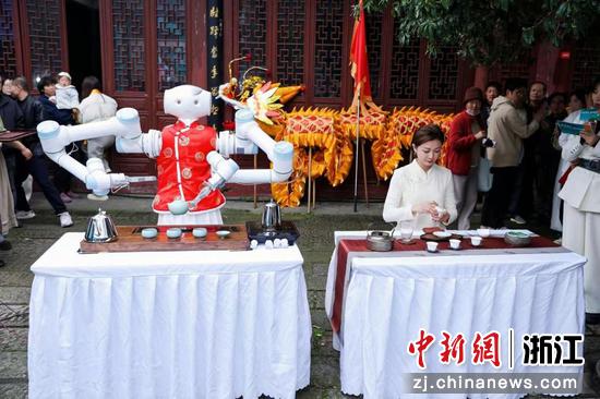 图为：机器人和茶艺师一同展示泡茶技艺。中新社发 李姹红 摄
