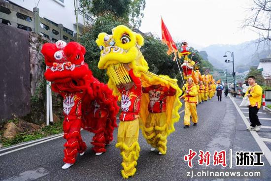 图为：舞狮队伍进行巡游。中新社发 李姹红 摄