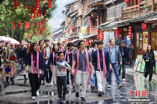 3月23日，耶鲁大学Whiffenpoofs合唱团在肇兴侗寨参观。中新社记者瞿宏伦摄