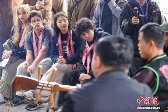 3月23日，耶鲁大学Whiffenpoofs合唱团成员在肇兴侗寨学习侗族大歌。中新社记者瞿宏伦摄