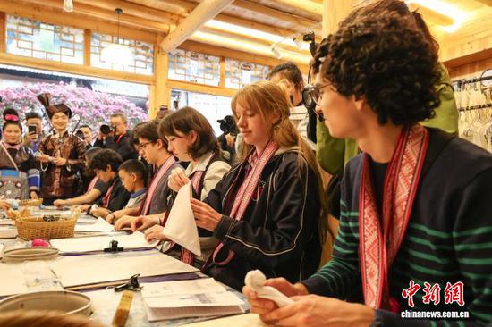 3月23日，耶鲁大学Whiffenpoofs合唱团在肇兴侗寨体验制作扎染。中新社记者瞿宏伦摄