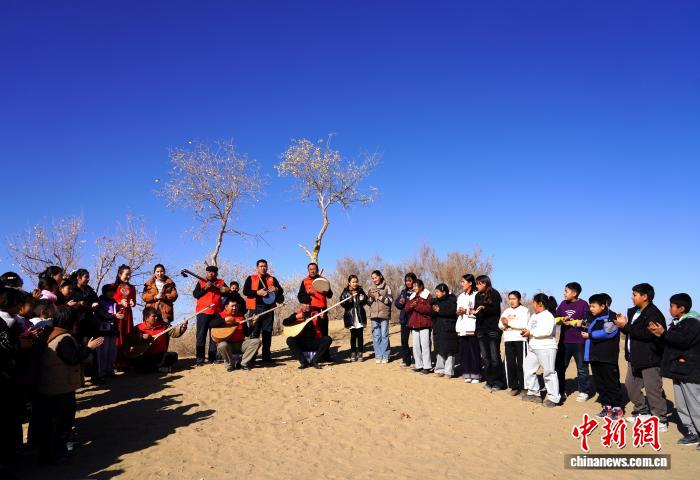 新疆昆玉“银发乐队”奏出动人乐章