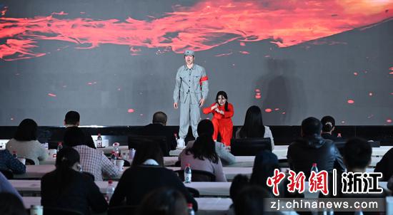 图为：浙江音乐学院表演者演绎舞蹈《蒙山谣》。中新社记者 王刚 摄